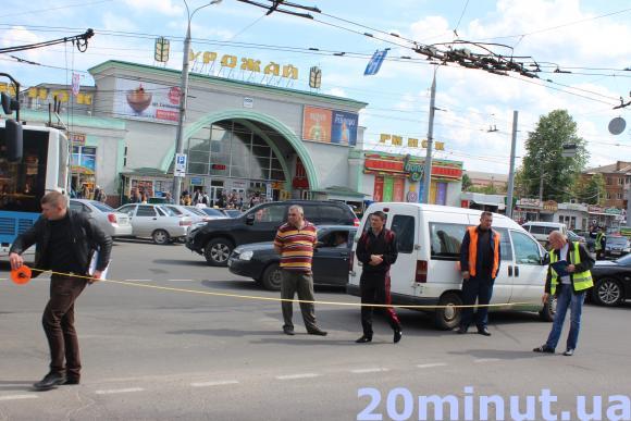 ДТП на “Урожаї”: у "Мерса" потрощений капот, усередині автобусу - скляне місиво, фото №3 на сайті 20minut.ua