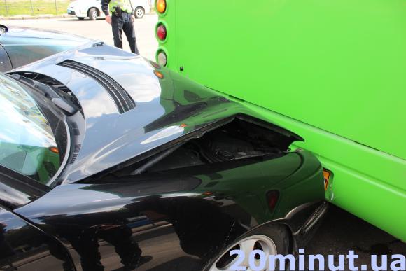 ДТП на “Урожаї”: у "Мерса" потрощений капот, усередині автобусу - скляне місиво, фото №4 на сайті 20minut.ua