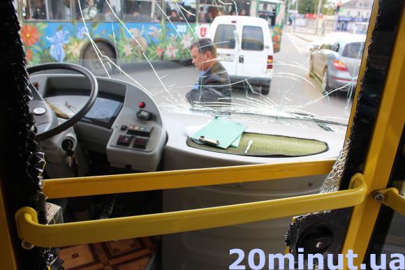 ДТП на “Урожаї”: у "Мерса" потрощений капот, усередині автобусу - скляне місиво, фото №5 на сайті 20minut.ua