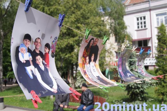 Фото дня: Біля Франка влаштували сімейну фотосушку, фото №1 на сайті 20minut.ua