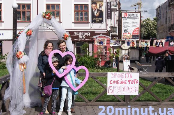 Фото дня: Біля Франка влаштували сімейну фотосушку, фото №2 на сайті 20minut.ua