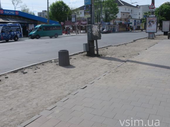 Фото дня: біля Ощадбанку зривають плитку, фото №2 на сайті vsim.ua