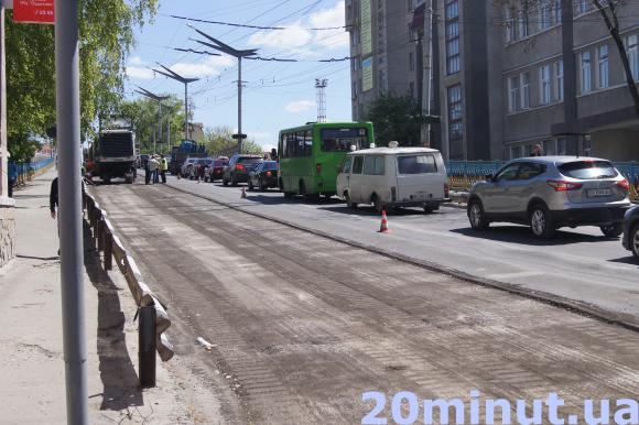 Фото дня: Біля політехнічного затор через ремонт дороги, фото №1 на сайті 20minut.ua