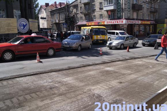 Фото дня: Біля політехнічного затор через ремонт дороги, фото №2 на сайті 20minut.ua