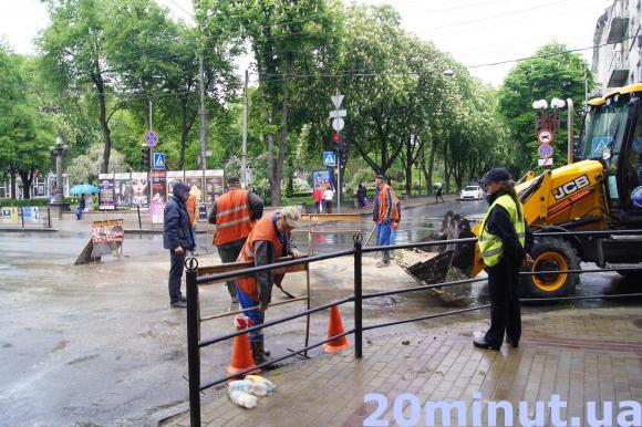 Фото дня: Біля ЦУМу прорвало трубу на сайті 20minut.ua Фото дня: Біля ЦУМу прорвало трубу, фото №1 на сайті 20minut.ua