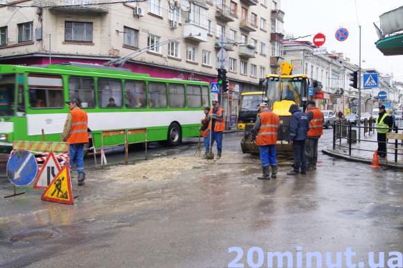 Фото дня: Біля ЦУМу прорвало трубу на сайті 20minut.ua Фото дня: Біля ЦУМу прорвало трубу, фото №2 на сайті 20minut.ua