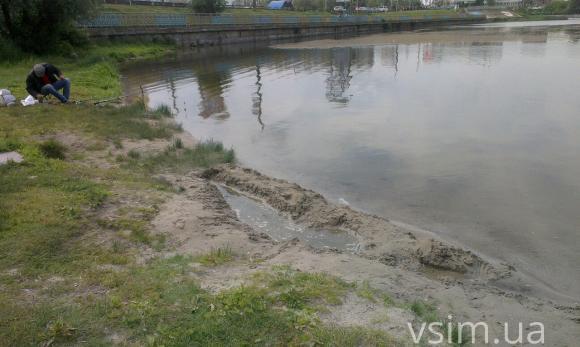 Фото дня: комунальники зачищають хмельницький пляж, фото №1 на сайті vsim.ua