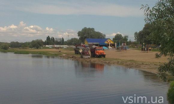 Фото дня: комунальники зачищають хмельницький пляж, фото №2 на сайті vsim.ua