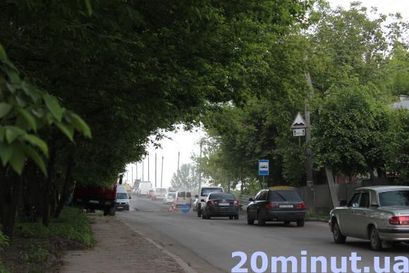 Фото дня: На Бродівській затори через ремонт дороги на мості, фото №1 на сайті 20minut.ua