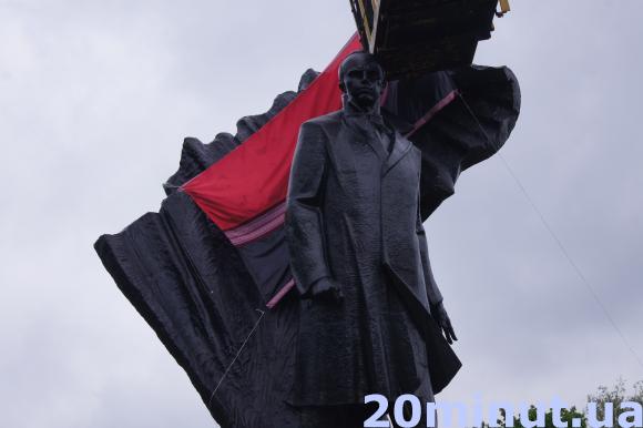 Фото дня: На пам’ятник Бандері чіпляють вишитий прапор, фото №1 на сайті 20minut.ua