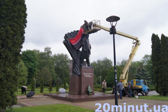 Фото дня: На пам’ятник Бандері чіпляють вишитий прапор, фото №3 на сайті 20minut.ua