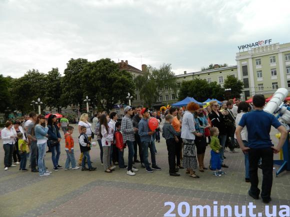 Фото дня: тернополяни стоять в черзі до телескопа, фото №1 на сайті 20minut.ua