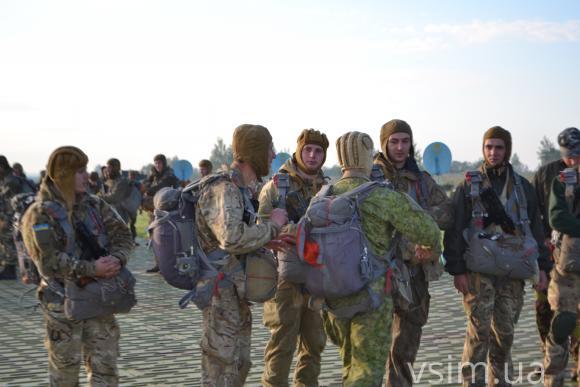 Хмельницькі спецпризначенці виконали 320 стрибків з парашутом, фото №4 на сайті vsim.ua