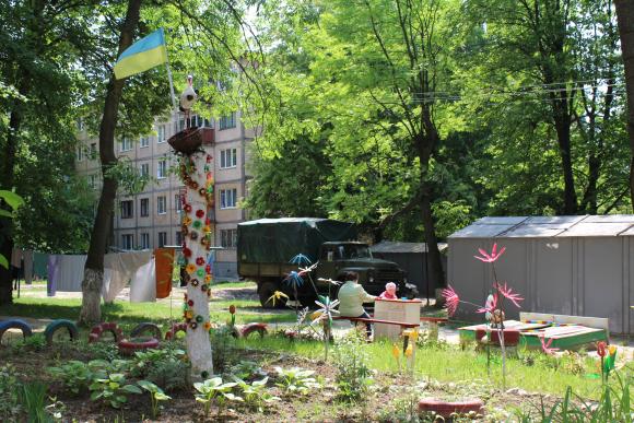 На 600-річчя вінничани з пластикових пляшок створили дитячий майданчик, фото №1 на сайті 20minut.ua