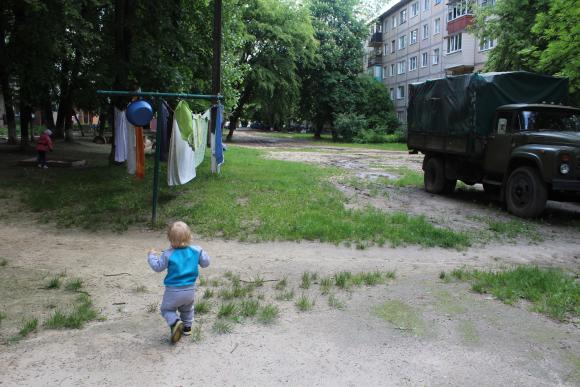 На 600-річчя вінничани з пластикових пляшок створили дитячий майданчик, фото №2 на сайті 20minut.ua