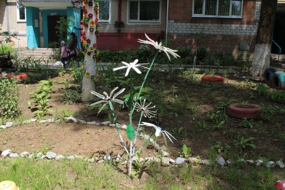 На 600-річчя вінничани з пластикових пляшок створили дитячий майданчик, фото №4 на сайті 20minut.ua