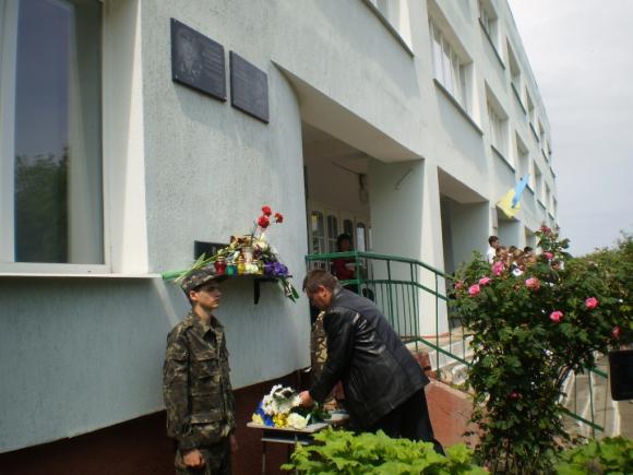 На Хмельниччині відкрили пам'ятну дошку загиблому в АТО Володимиру Соломчуку на сайті vsim.ua На Хмельниччині відкрили пам'ятну дошку загиблому в АТО Володимиру Соломчуку, фото №3 на сайті vsim.ua