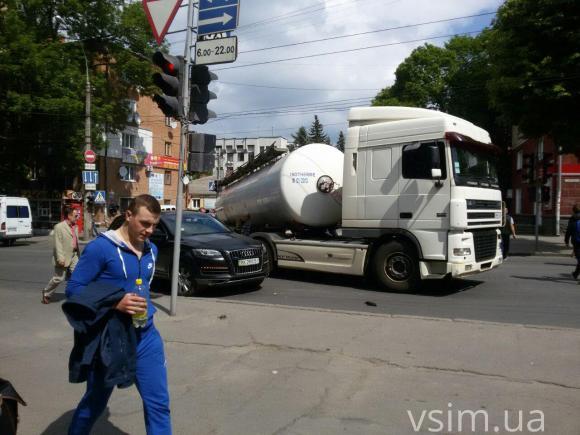 На Кам’янецькій молоковоз не розминувся з «Audі», фото №4 на сайті vsim.ua