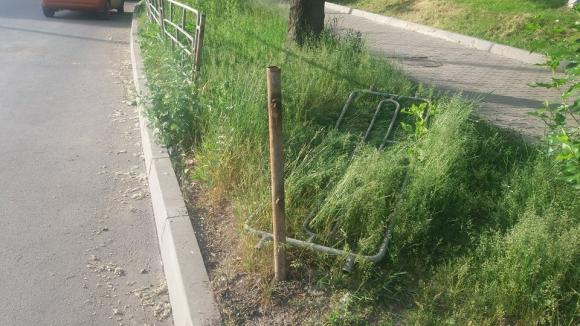 На Кривоноса порожня маршрутка знесла огорожу, бо водій відійшов у справах, фото №2 на сайті 20minut.ua