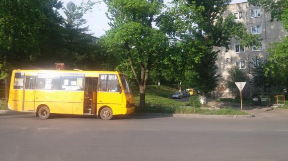 На Кривоноса порожня маршрутка знесла огорожу, бо водій відійшов у справах, фото №3 на сайті 20minut.ua