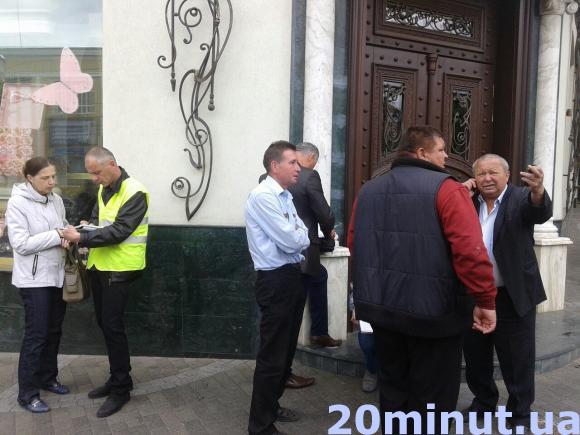 На Соборній аварія. Ауді в'їхала в маршрутку. Трамваї стоять на сайті 20minut.ua На Соборній аварія. Ауді в'їхала в маршрутку. Трамваї стоять, фото №1 на сайті 20minut.ua