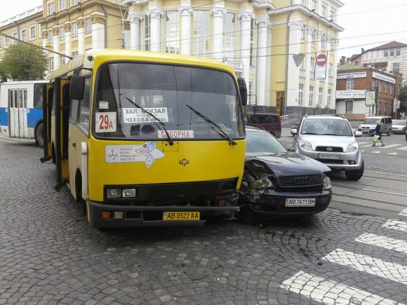 На Соборній аварія. Ауді в'їхала в маршрутку. Трамваї стоять на сайті 20minut.ua На Соборній аварія. Ауді в'їхала в маршрутку. Трамваї стоять, фото №2 на сайті 20minut.ua