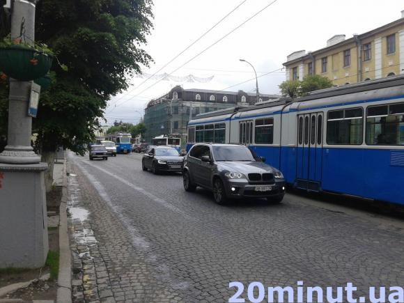 На Соборній аварія. Ауді в'їхала в маршрутку. Трамваї стоять на сайті 20minut.ua На Соборній аварія. Ауді в'їхала в маршрутку. Трамваї стоять, фото №3 на сайті 20minut.ua