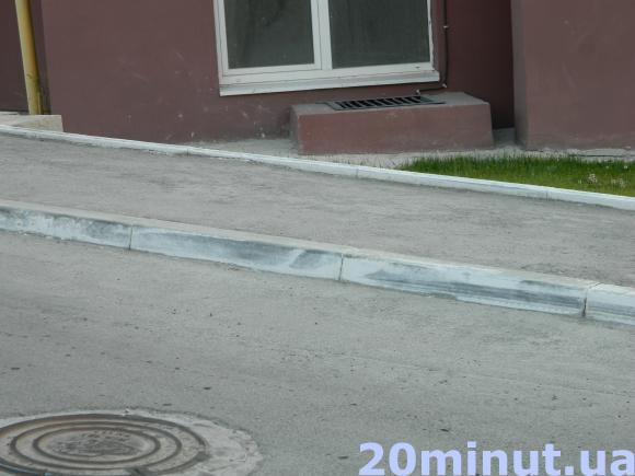 На Вербицького мешканці добиваються правди: будівельники нищать дорогу, яку люди заасфальтували за власний кошт, фото №3 на сайті 20minut.ua