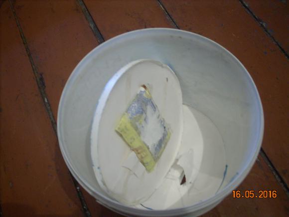 На зону намагались передати мобілку у відрі з подвійним дном, фото №1 на сайті 20minut.ua