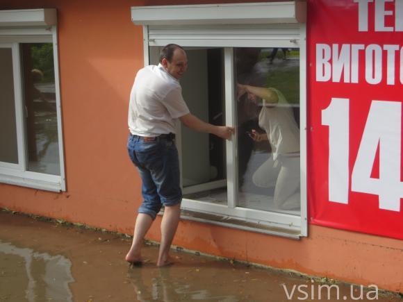 Наслідки зливи у Хмельницькому: від зіпсованих продуктів до затоплених балконів, фото №1 на сайті vsim.ua