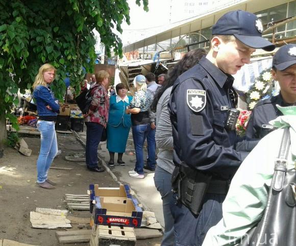Неочікуваний візит: Торговців з ринку на Виставці перевіряють податкова та управління торгівлі, фото №1 на сайті vsim.ua