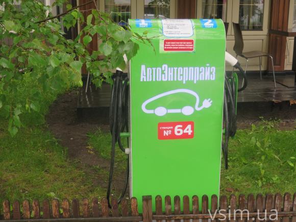 Одна заправка на 4 електрокари: У Хмельницькому перша станція підзарядки безкоштовно роздає «паливо», фото №1 на сайті vsim.ua