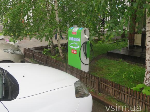 Одна заправка на 4 електрокари: У Хмельницькому перша станція підзарядки безкоштовно роздає «паливо», фото №2 на сайті vsim.ua