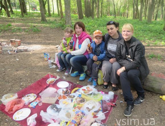 Пасхальний пікнік: хмельничани вибрались у Дендропарк на шашлики з крашанками, фото №2 на сайті vsim.ua