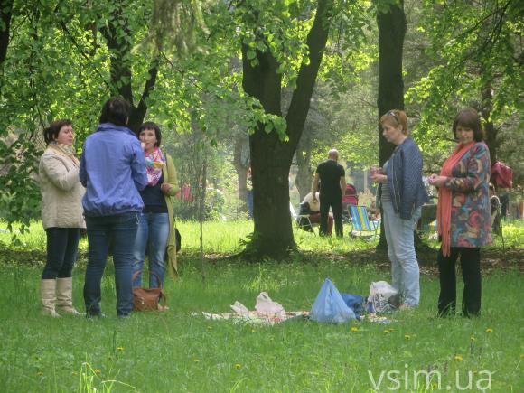 Пасхальний пікнік: хмельничани вибрались у Дендропарк на шашлики з крашанками, фото №4 на сайті vsim.ua