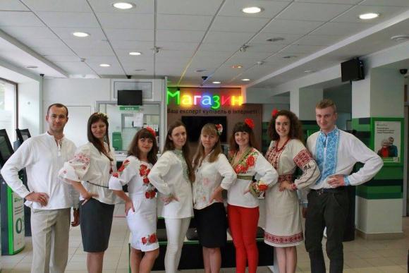 Працівники ПриватБанку Тернополя долучилися до святкування всесвітнього Дня вишиванки (прес служба банку) на сайті 20minut.ua Працівники ПриватБанку Тернополя долучилися до святкування всесвітнього Дня вишиванки (прес служба банку), фото №2 на сайті 20minut.ua