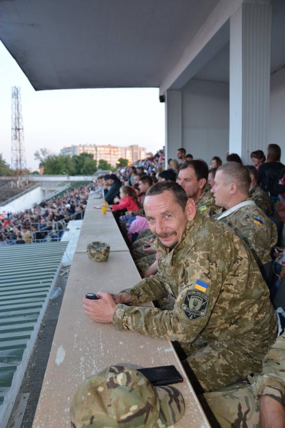 Сергій Кудлаєнко разом з волонтерами  та учасниками АТО подарували  гурту «Океан Ельзи»  бойовий прапор (ПРЕС-СЛУЖБА СЕРГІЯ КУДЛАЄНКО), фото №2 на сайті 20minut.ua
