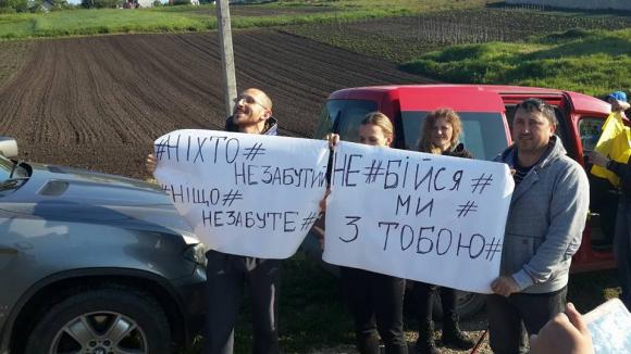 Тернопільські активісти передали зампрокурору сухарі і напилок, фото №1 на сайті 20minut.ua
