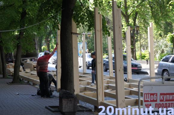 Тернополяни обурюються через монтаж літнього майданчика кафе на дорозі (ВІДЕО), фото №2 на сайті 20minut.ua