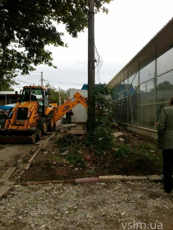 Торговці з Виставки таки добилися свого. Їм виділили 13 місць на комунальному ринку, фото №1 на сайті vsim.ua