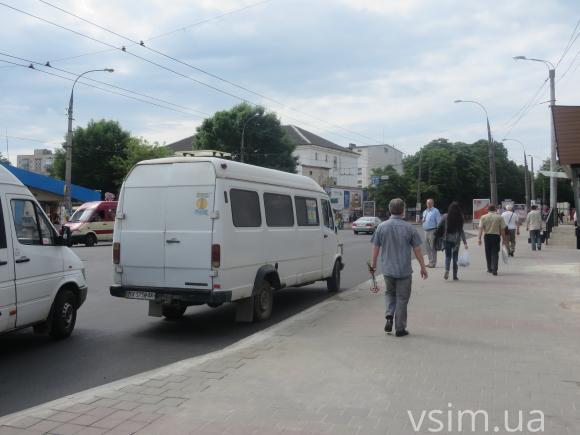 У Хмельницькому біля підземки зробили транспортну «кишеню». На черзі – пішохідна огорожа, фото №1 на сайті vsim.ua