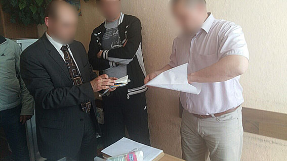 У Хмельницькому директор автошколи попався на хабарі, фото №1 на сайті vsim.ua