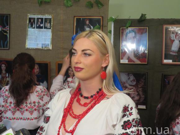У Хмельницькому дівчат у вишивці закарбували на світлинах, фото №1 на сайті vsim.ua