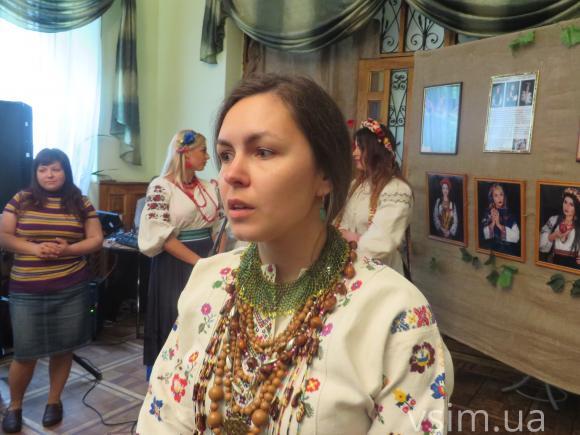 У Хмельницькому дівчат у вишивці закарбували на світлинах, фото №2 на сайті vsim.ua