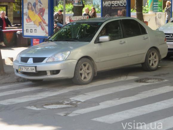 У Хмельницькому водії дорогих іномарок заплатили за парковку по 255 гривень, фото №6 на сайті vsim.ua