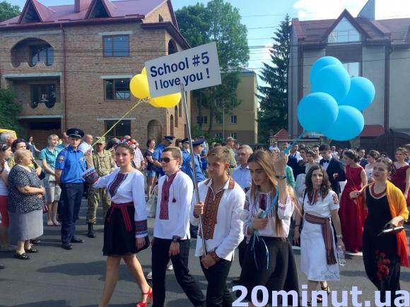 У Тернополі - парад випускників (ОНОВЛЕНО), фото №1 на сайті 20minut.ua
