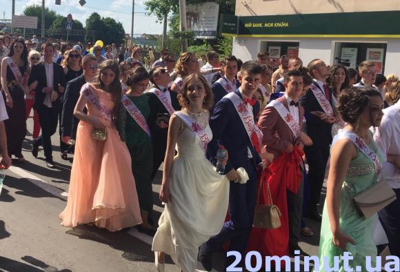 У Тернополі - парад випускників (ОНОВЛЕНО), фото №2 на сайті 20minut.ua