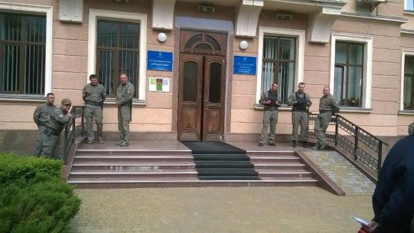 У Тернополі біля міської ради активісти провели мирну акцію проти фальшування Генплану, фото №1 на сайті 20minut.ua