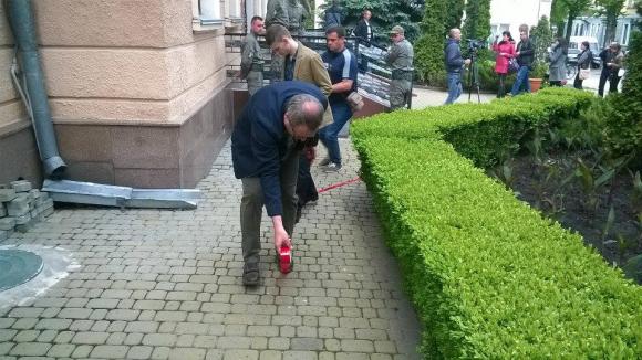 У Тернополі біля міської ради активісти провели мирну акцію проти фальшування Генплану, фото №2 на сайті 20minut.ua