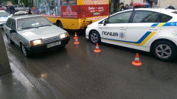 У Тернополі поліцейське авто в'їхало у маршрутку, фото №1 на сайті 20minut.ua